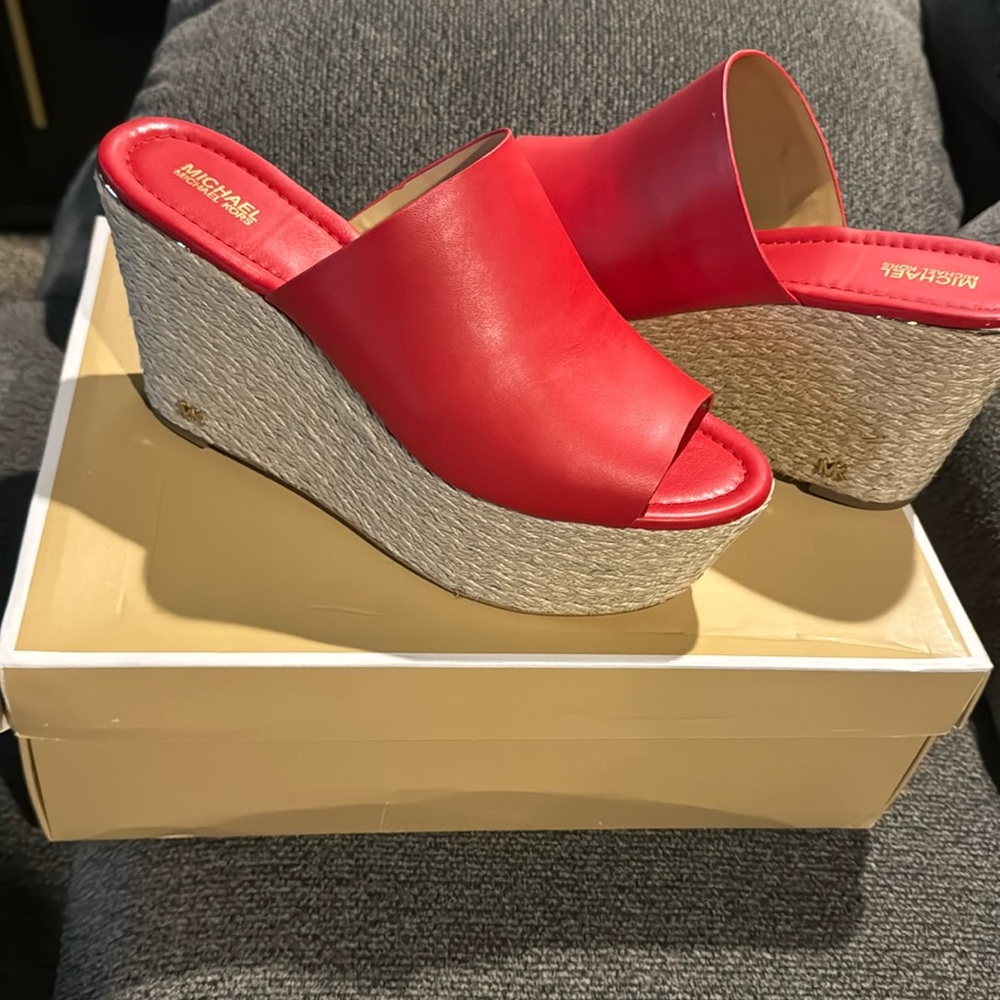 Gorgeous wedge! Brand new.